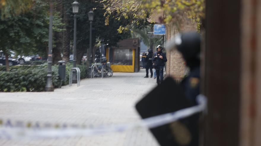 Dispositivo policial por un hombre que se atrinchera armado en su vivienda en el barrio de Benimaclet