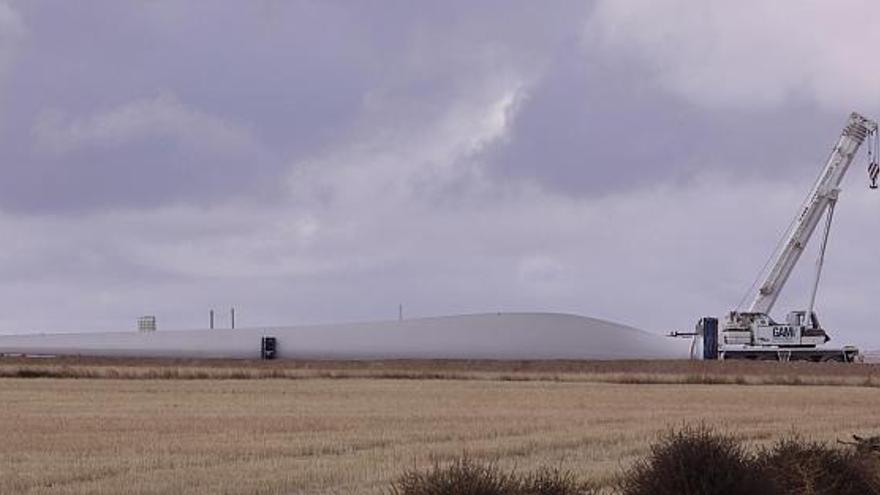 La empresa sigue trabajando en el montaje de los molinos en el municipio de Monfarracinos.