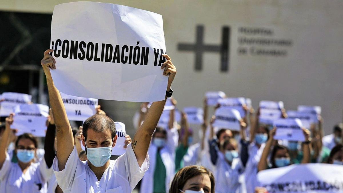 Un médico se manifiesta por la consolidación de su puesto de trabajo en el HUC.