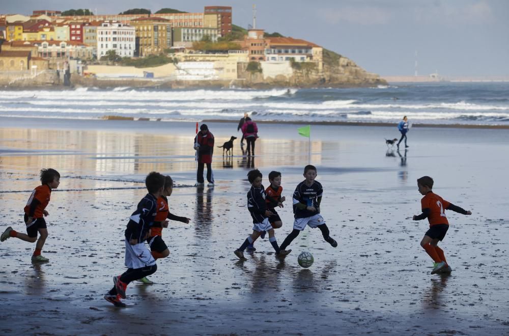 Torneo de Navidad de fútbol playa para niños en la playa de San Lorenzo