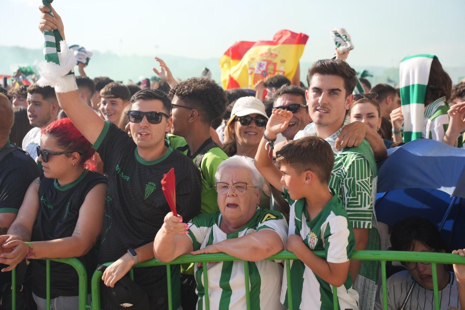 Así recibió la afición del Córdoba CF al autobús del equipo en El Arenal