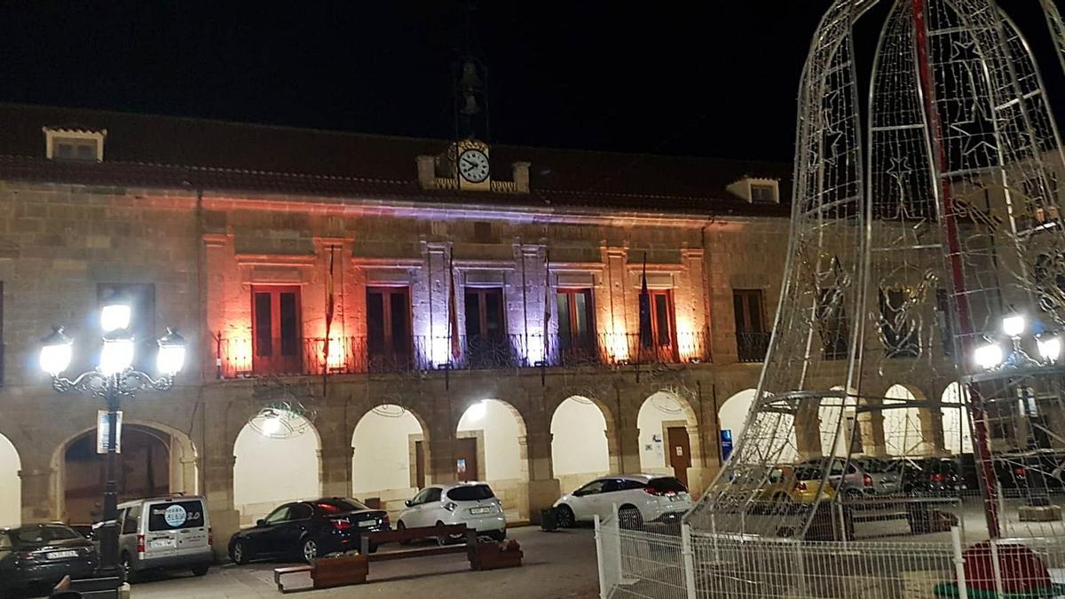 La fachada del Ayuntamiento de Benavente lucía ayer con los colores que representan la discapacidad. | E. P.