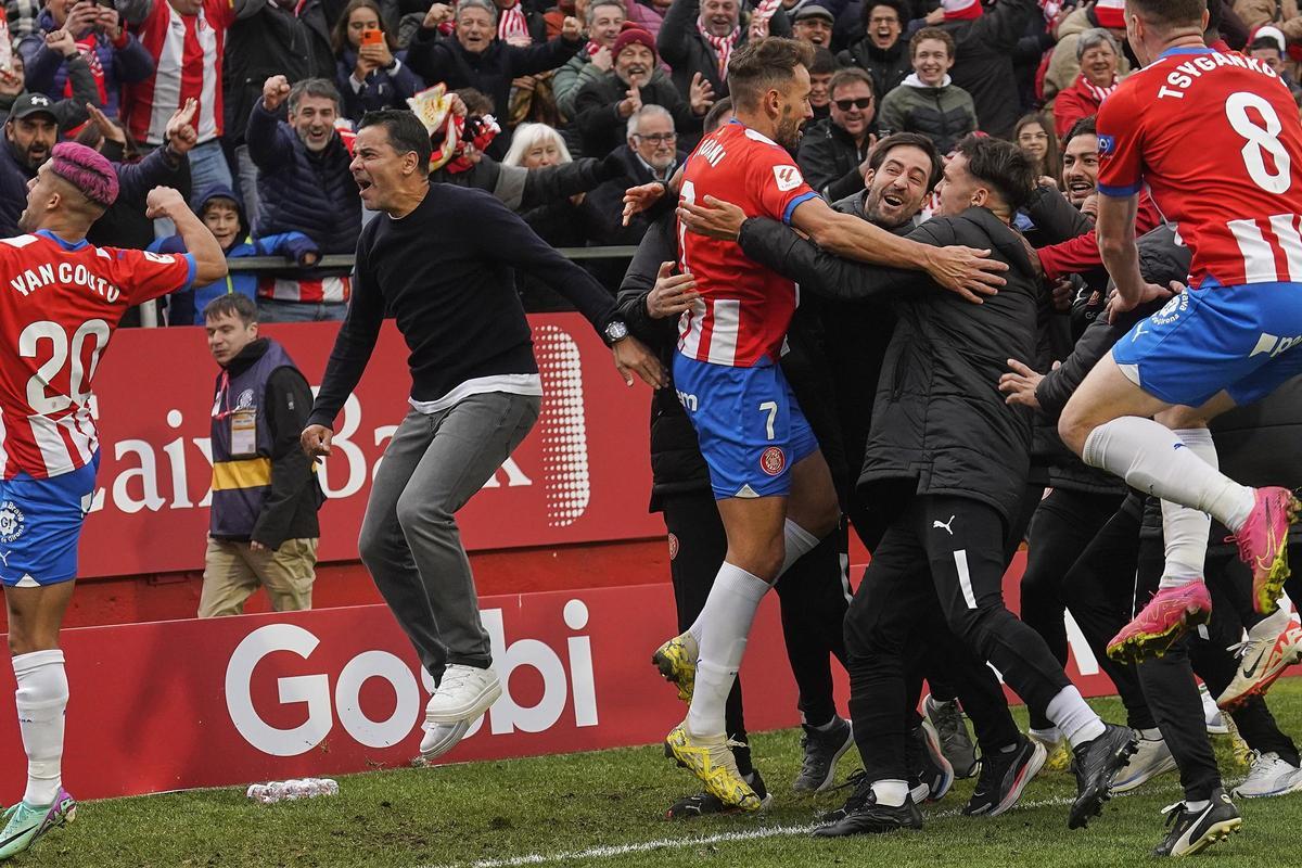 Míchel salta ebri d'eufòria després d'un gol d'Stuani al València