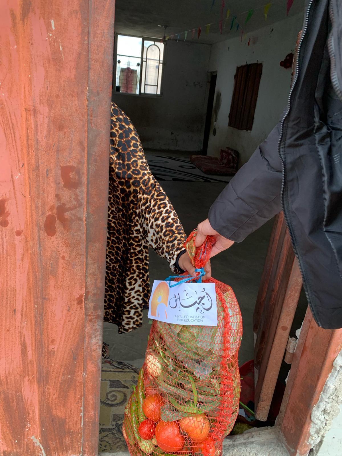 La fundación entrega pan y verduras frescas a familias de Gaza.