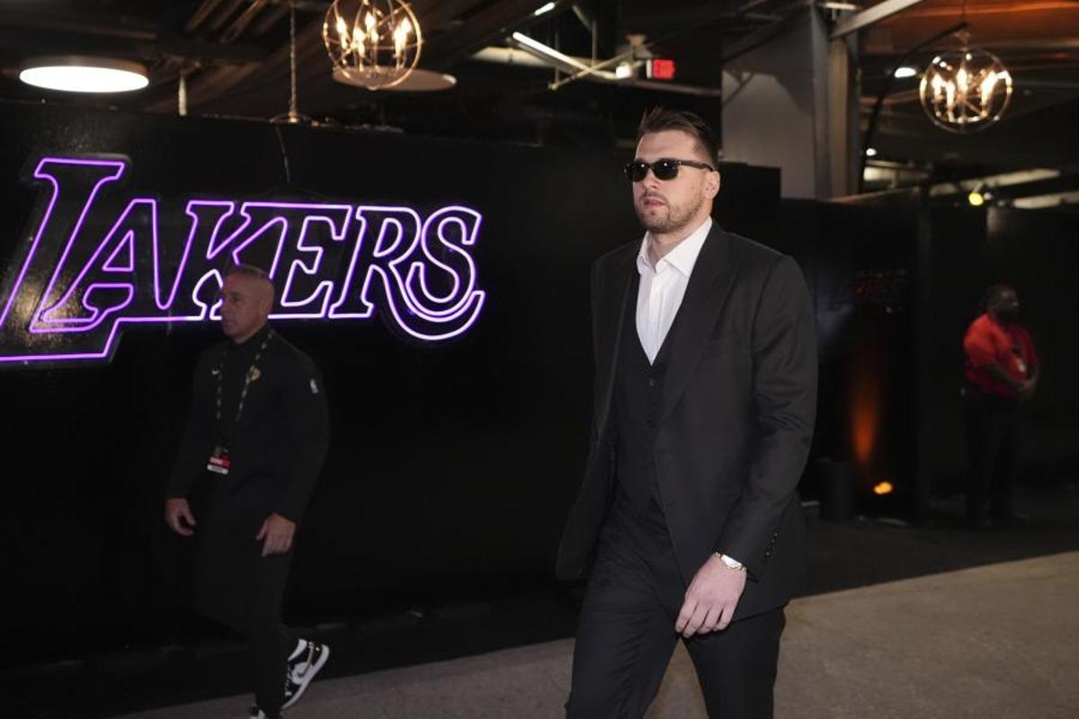 El gesto de LeBron en el debut de Doncic que da la vuelta al mundo