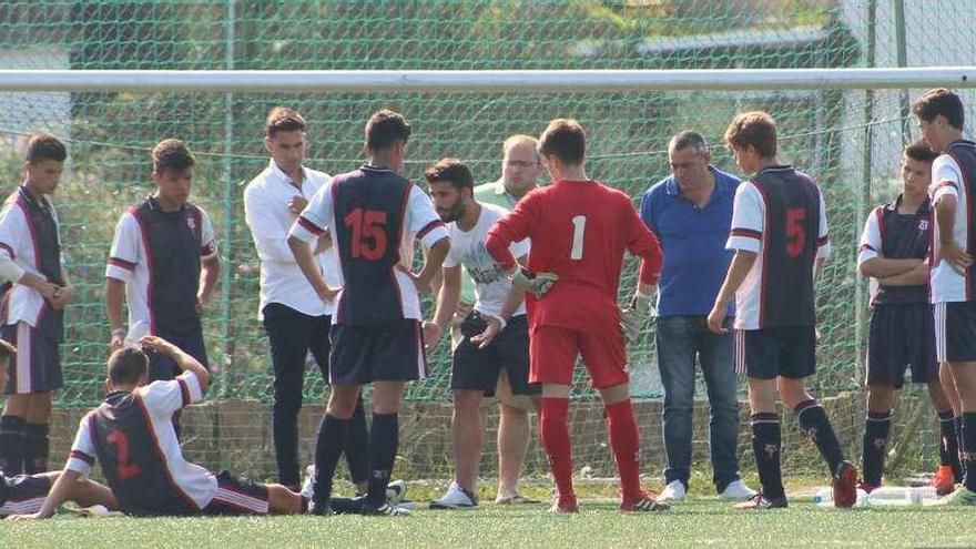 Los jugadores del Areosa sub 16, tras un partido. // FdV