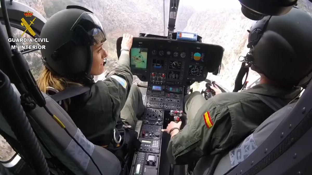 Los pilotos del helicóptero de la Guardia Civil, durante la búsqueda de ayer.