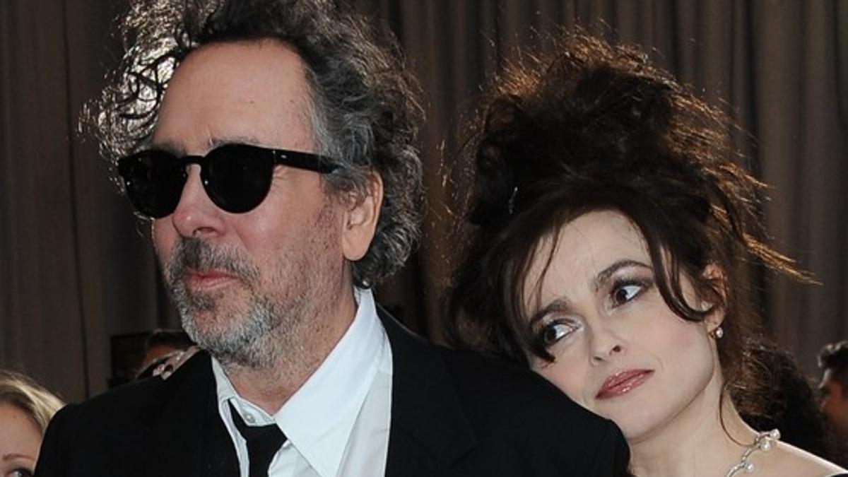 Tim Burton y Helena Bonham Carter llegan a la ceremonia de los Oscar, en Hollywood, el 24 de febrero del 2013.
