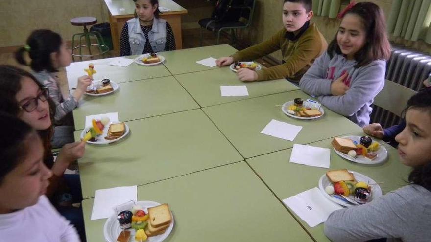 Escolares del Fernando II degustando el desayuno.