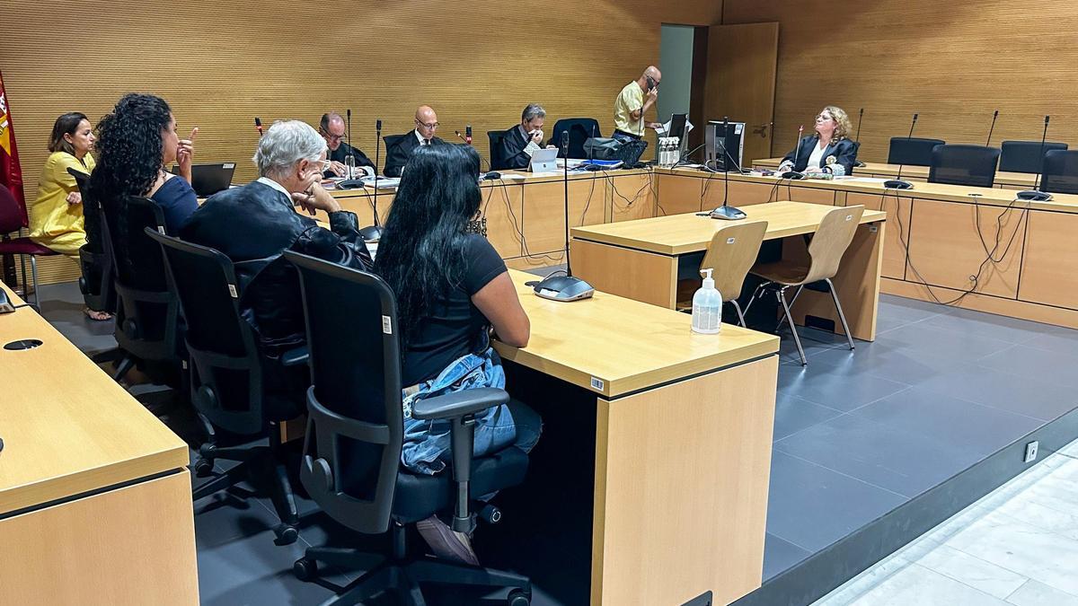 Las dos acusadas, al frente de la imagen, comparecen frente a la Sección Primera de la Audiencia Provincial de Las Palmas.