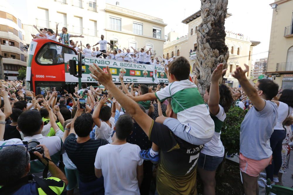 El Elche celebra su ascenso a Segunda División en una rúa por las calles de la ciudad