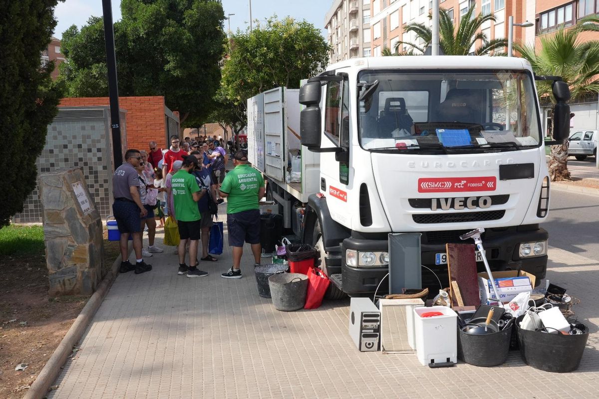 Colas en el ecoparque móvil de la plaza Primer Molí.