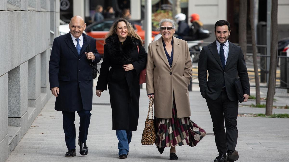 Archivo - La empresaria Carmen Pano(d), y su hija, Leonor González Pano(i), a su llegada a la Audiencia Nacional