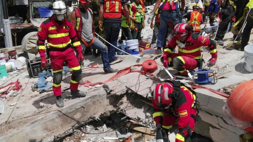 Efectivos de la UME en las labores de rescate en el edificio de Álvaro Obregón 286 (México DF).