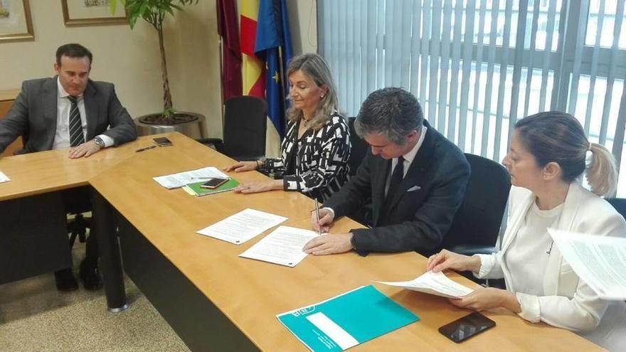 El consejero de Agricultura, durante la firma del nuevo convenio con las entidades financieras.