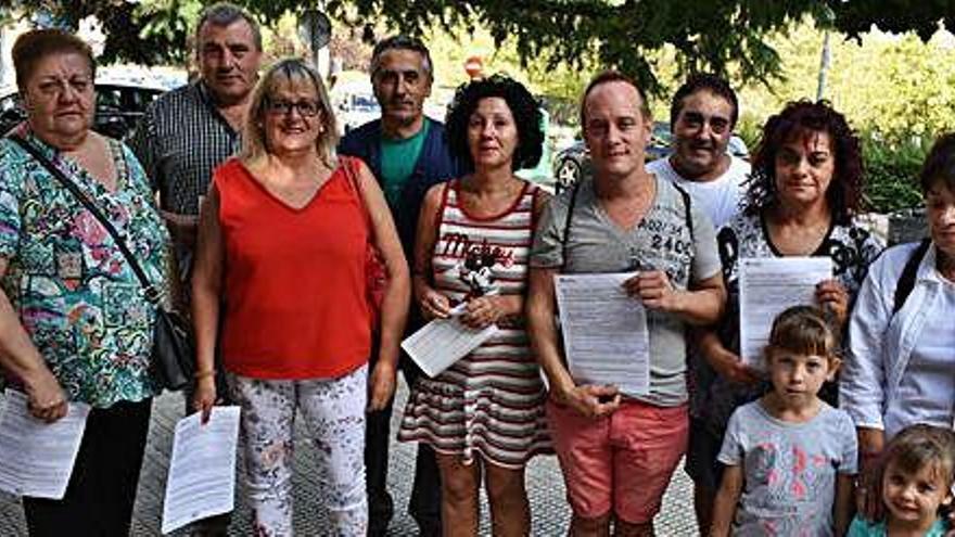 Un grup de veïns de la Font del Ros afectats amb els fulls de reclamacions, ahir