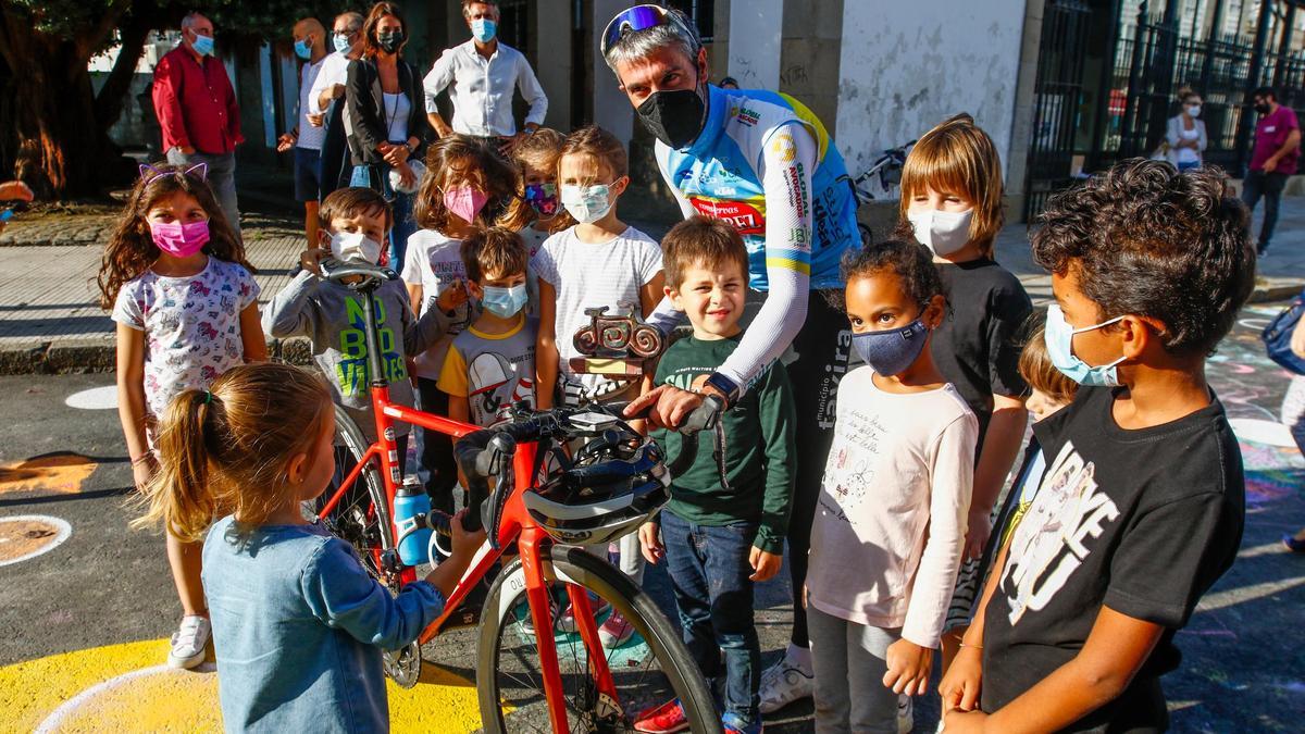 Veloso cambia la bicicleta por el coche del director.