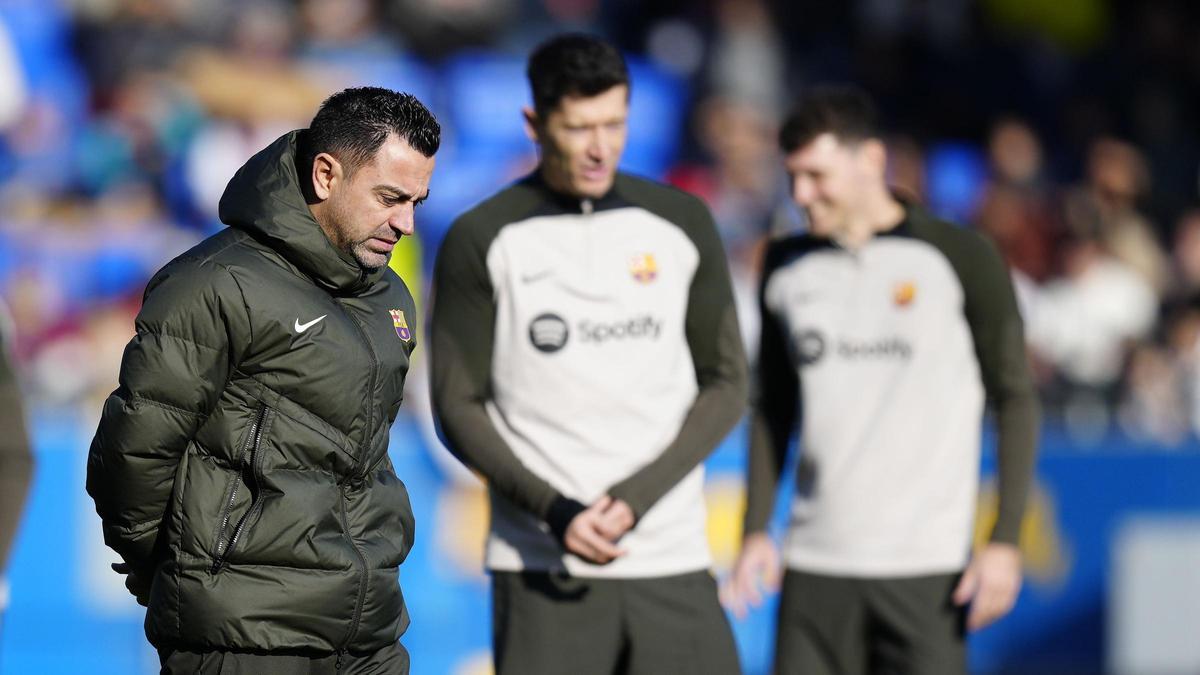 Xavi, pensativo ante Lewandowski y Christensen en el Estadi Johan Cruyff.