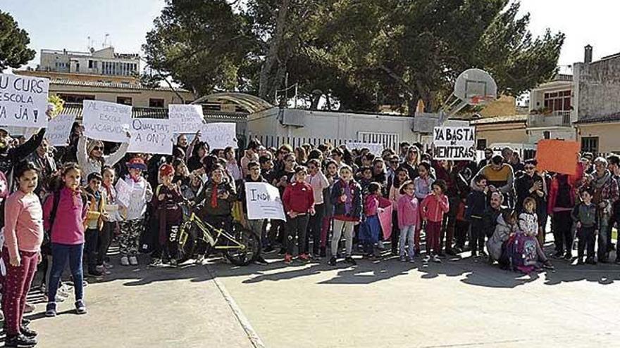 La comunidad educativa de Ses Comes realizÃ³ ayer una protesta.