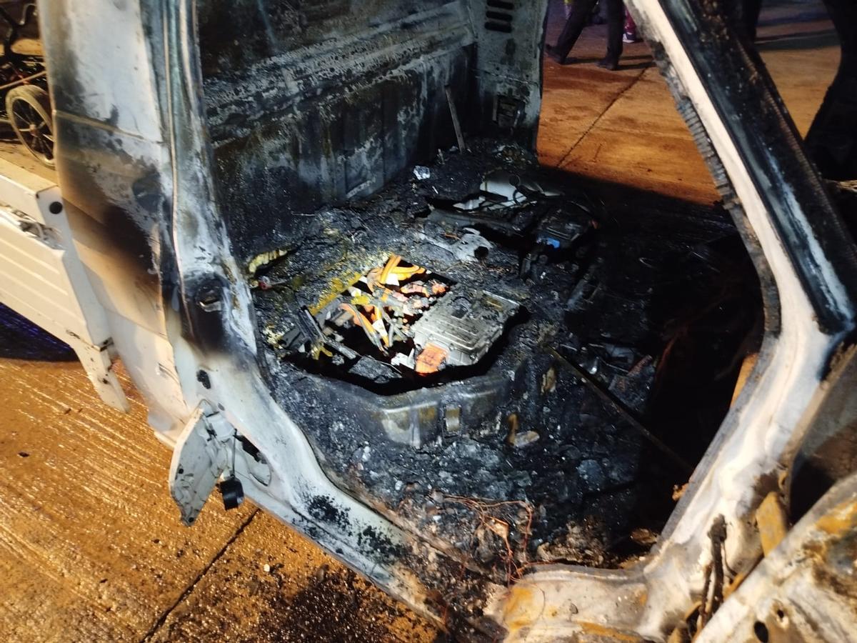 Interior del vehículo incendiado.