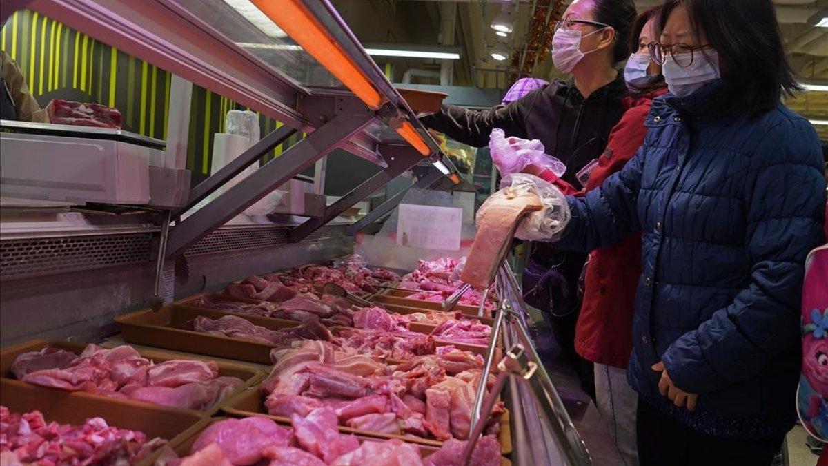 Productos de carne en un supermercado de Hong Kong