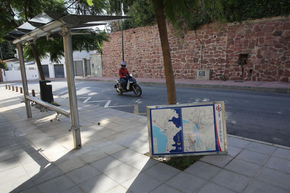 La EMT ha detectado destrozos en once marquesinas de la línea 33, por el Cerrado de Calderón y Parque Clavero