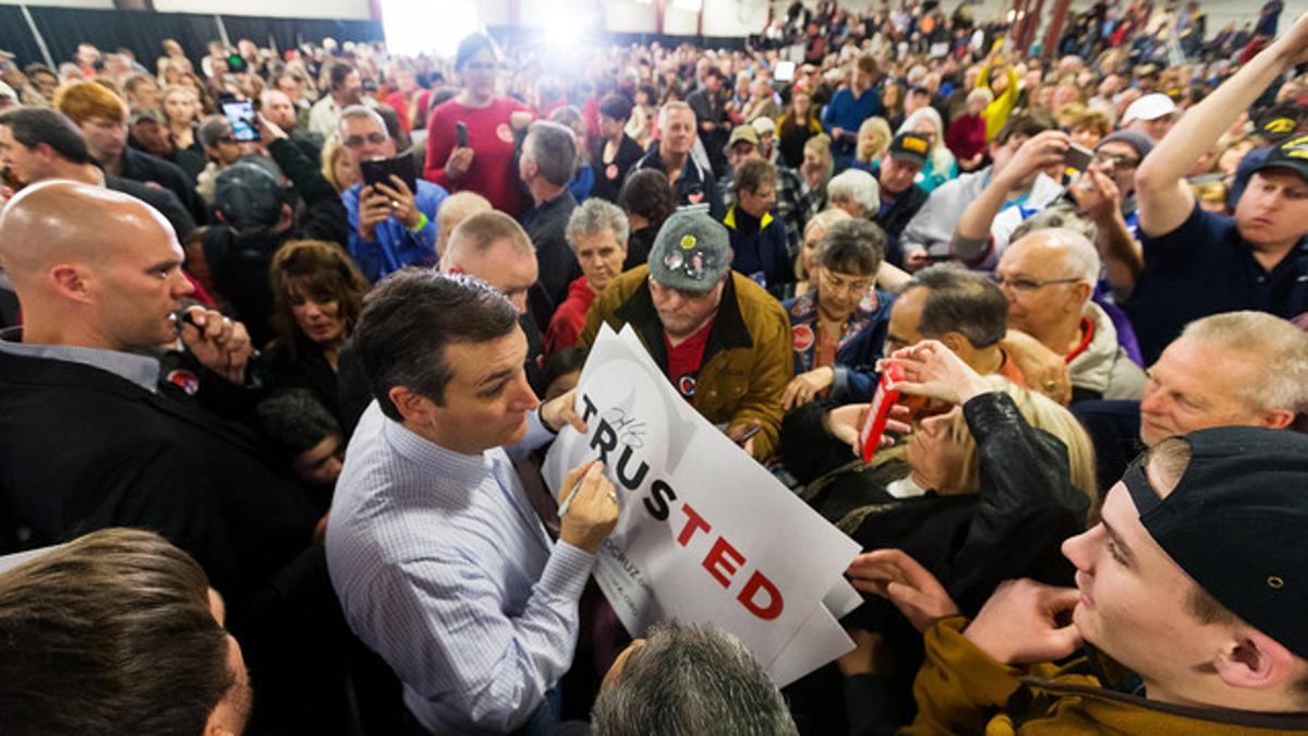 Ted Cruz firma autógrafos a sus seguidores en un mítin en Idaho, este sábado