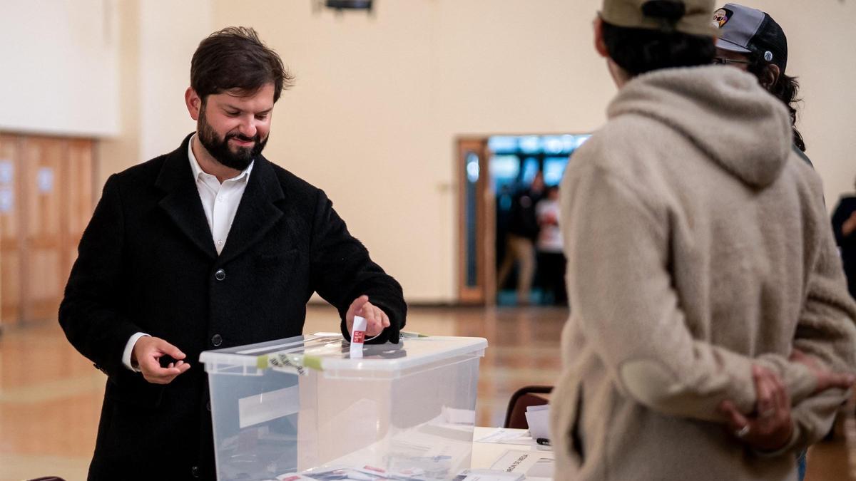 El presidente de Chile, Gabriel Boric, deposita su voto del referendum constitucional.