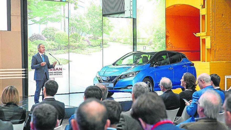 Marco Toro se dirige a los asistentes al quinto Foro Nissan de Movilidad Sostenible, junto a una unidad del Leaf