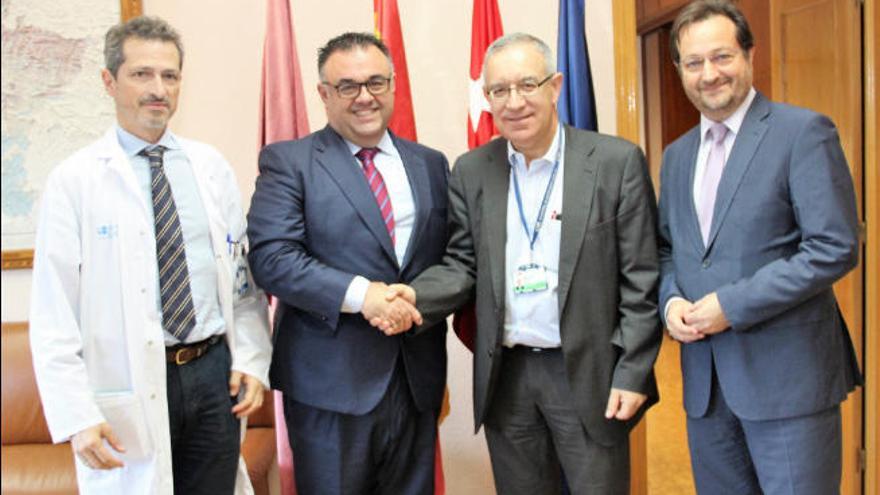 Representantes canarios y madrileños, tras la firma del protocolo.