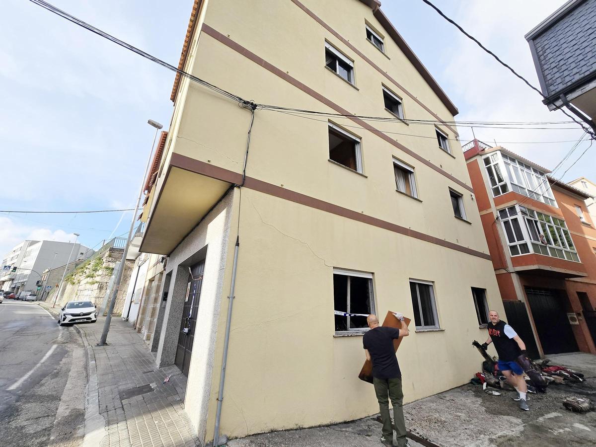 Rescatada a través de su balcón por un incendio en una casa en Chapela que calcinó el garaje