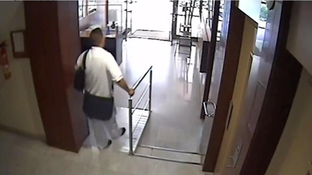 Imatges del detingut quan intentava donar un cop en un edifici de Barcelona fent-se passar per tècnic municipal. Se li atribueixen un mínim de 22 delictes i es calcula que podria haver sostret joies i objectes per valor de 120.000 euros.