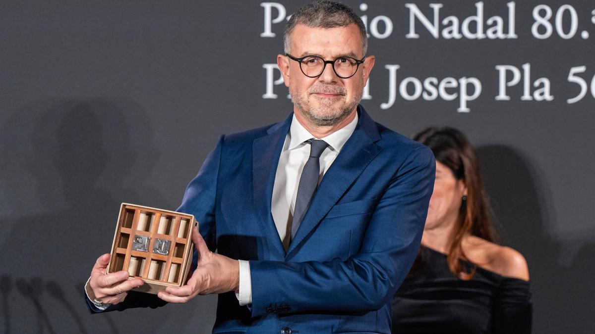 Jaume Clotet con el gaalrdón del Premi Josep Pla.