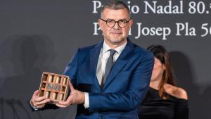 Jaume Clotet con el galardón del Premi Josep Pla.