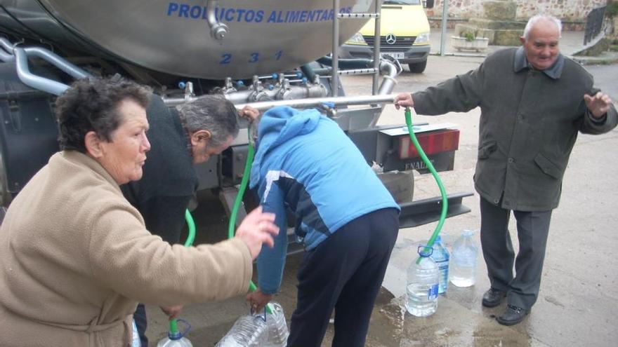 Vecinos de un municipio recurren a camiones cisterna de la Diputación para abastecerse.