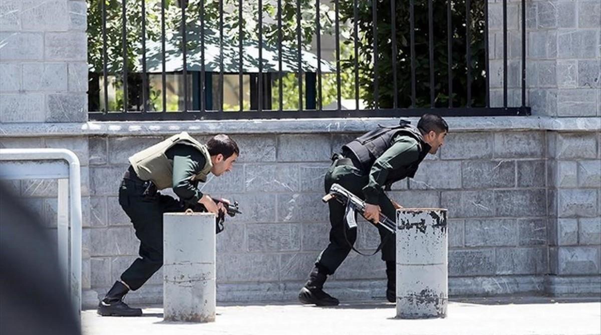 zentauroepp38777173 members of iranian forces take cover during an attack on the170607201301