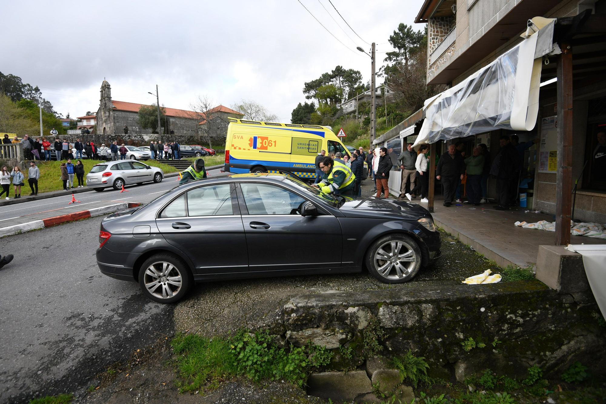 Dos muertos en Vilaboa arrollados por un vehículo cuando jugaban la partida en un bar