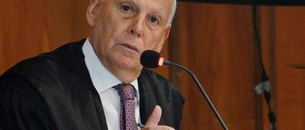 El fiscal Carlos Valenzuela, durante un juicio. // Iñaki Osorio