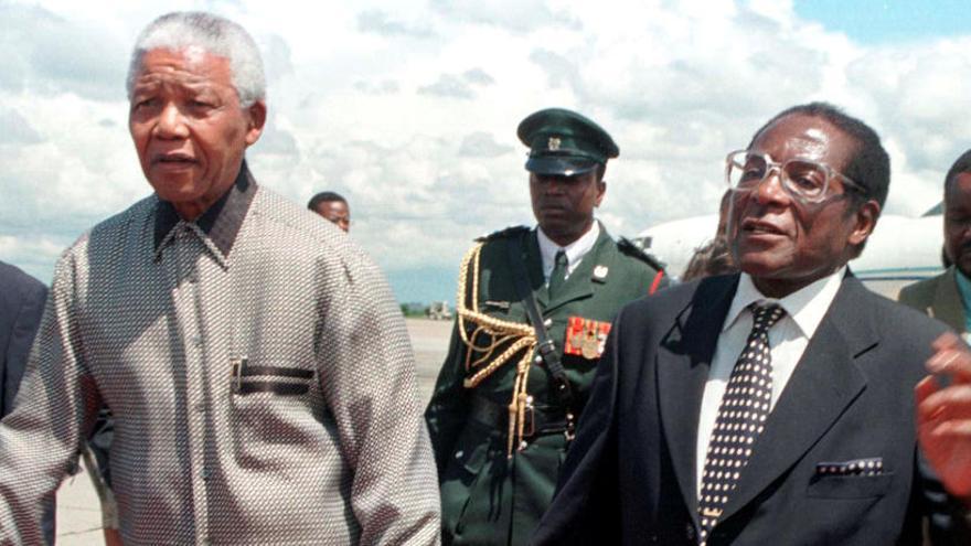 Robert Mugabe junto a Nelson Mandela.