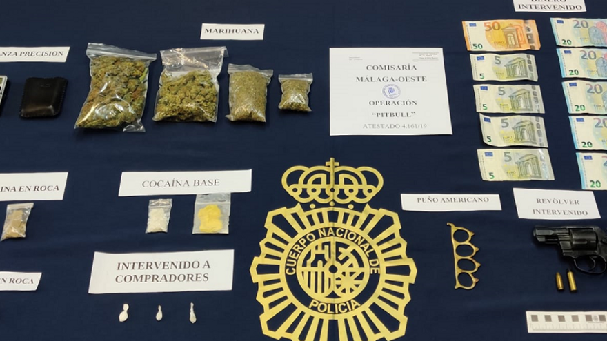 La policía se ha incautado de 137 gramos de marihuana, siete de heroína, cuatro de cocaína base y dos de cocaína.