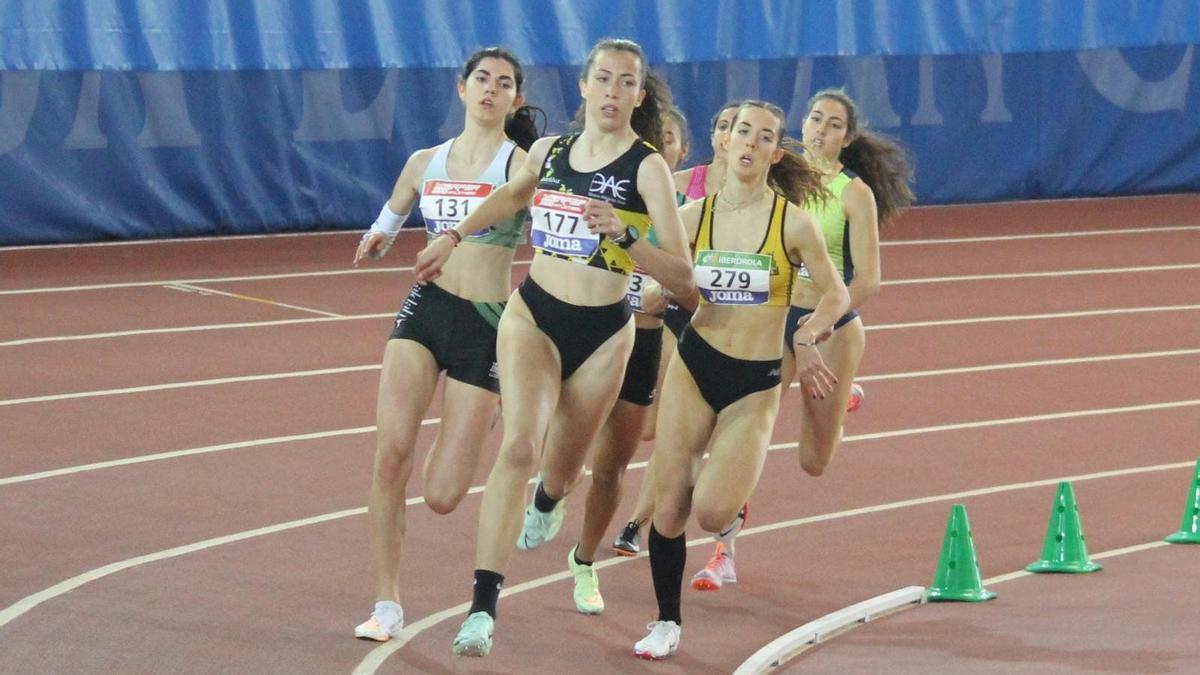 Alba Serrano, al frente de a prueba en el Nacional sub-18