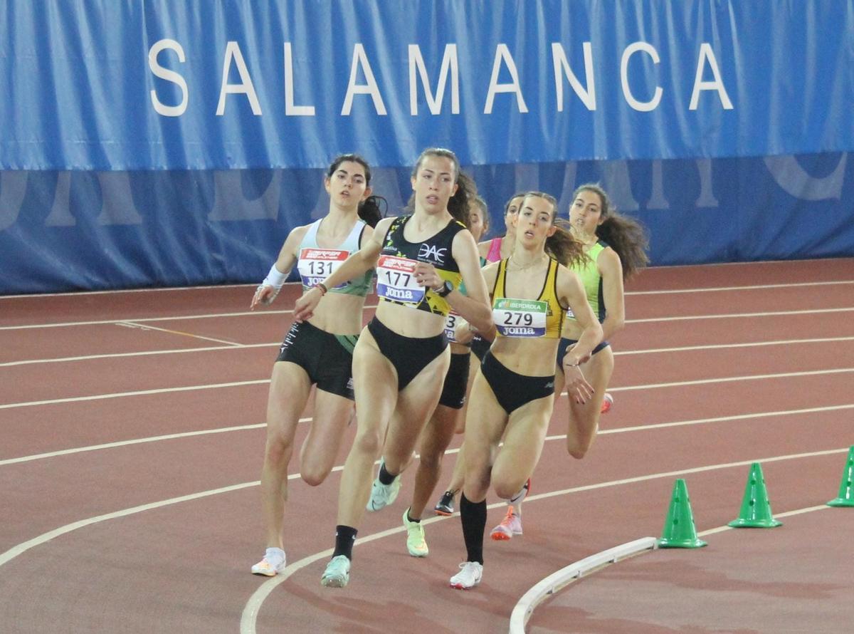 Atletismo. Alba Serrano en la final de los 400 metros en el Nacional sub-18 de Salamanca