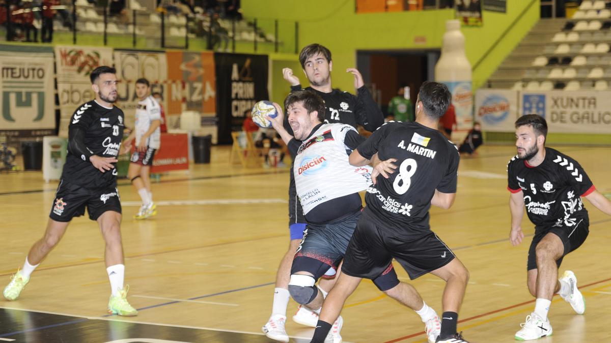 Tate se faja con la defensa canaria en el partido jugado esta tarde en el Arena.