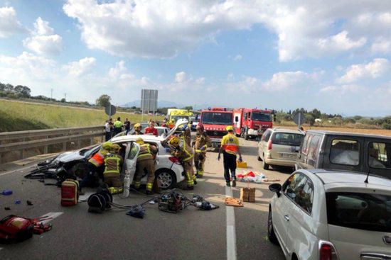 Un ferit greu i dos de lleus en una col·lisió amb cinc vehicles implicats al Far d'Empordà