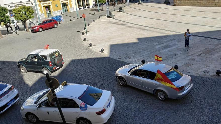 Una caravana de Vox recorre el centro de Badajoz