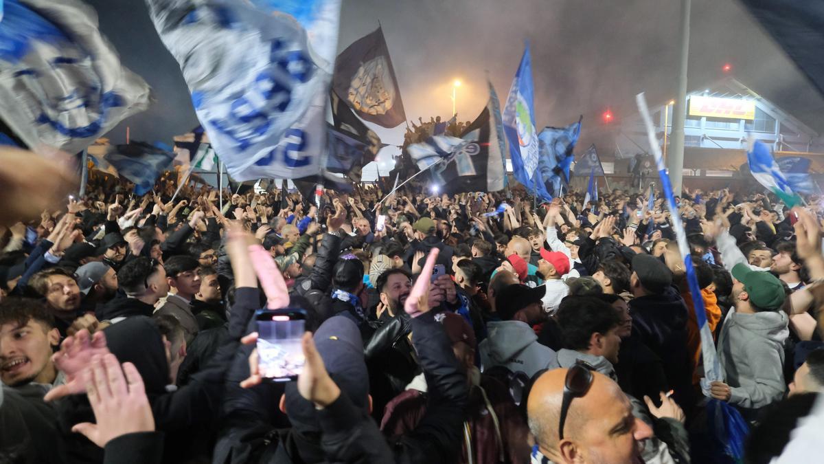 Serie A - Napoli supporters welcome team at Capodicchino's Airport
