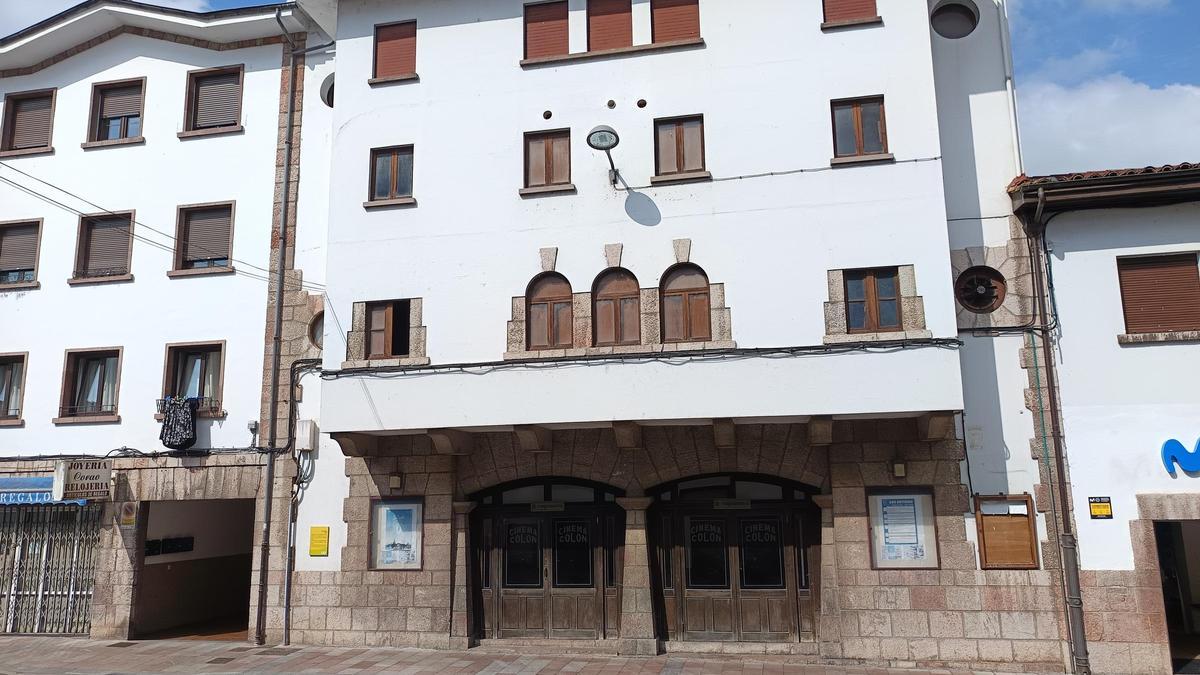 El edificio del Cine Colón, en Cangas de Onís.