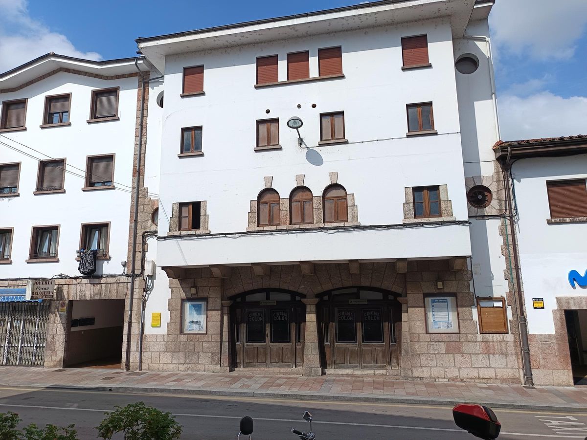 El edificio del Cine Colón, en Cangas de Onís.