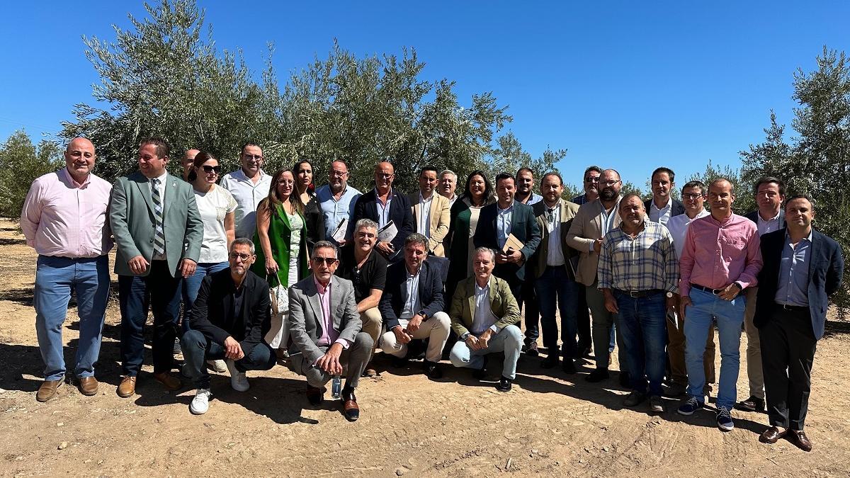 Participantes en la asamblea de la Asociación Española de Municipios del Olivo que se ha celebrado en Montoro.