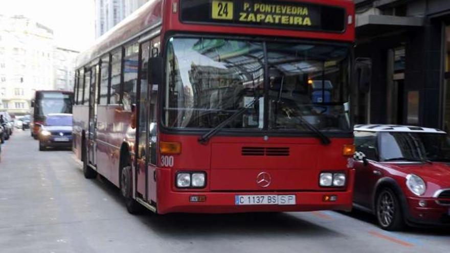 Un autobús urbano circula por la Vía Prioritaria Vigilada en Federico Tapia. / juan varela